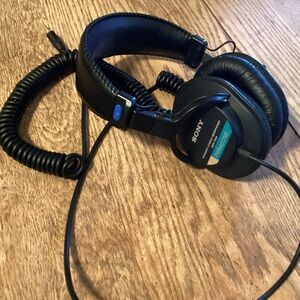 Sony MDR-7506 Professional Closed-Back Headphones